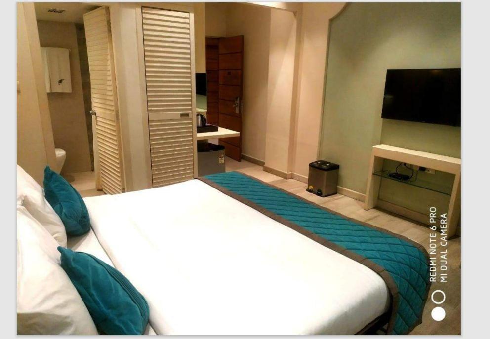 Ibiza The Fern Resort & Spa, Kolkata Bagian luar foto